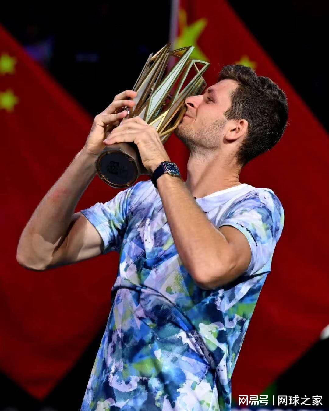 Góc Nhìn F8BET: Hurkacz trở thành người thứ tư chinh phục ＂sân nhà＂ củ