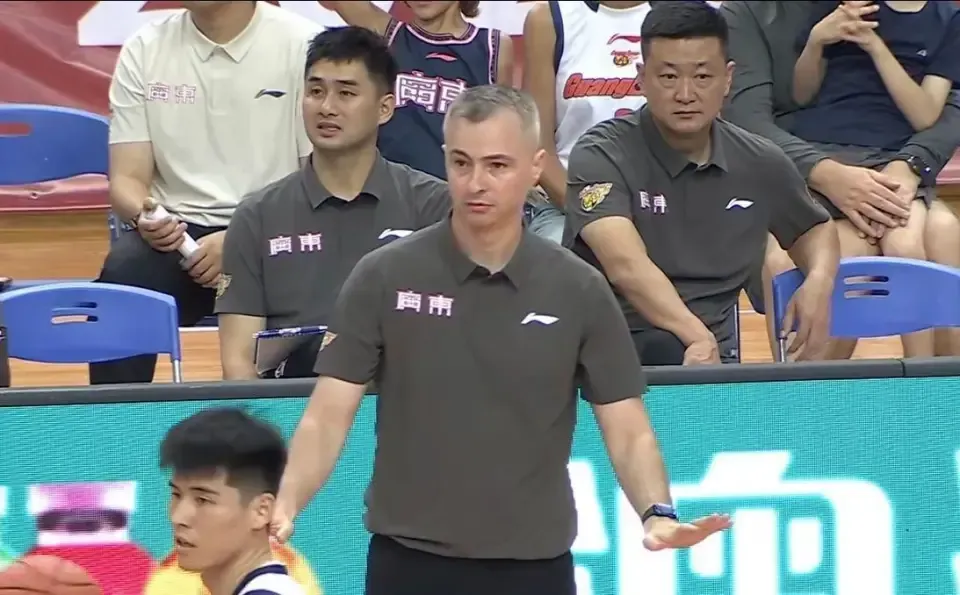 Góc Nhìn F8BET: Cạn lời! Sát ngày khai mạc mới nhặt 2 ngoại binh bị ngườ